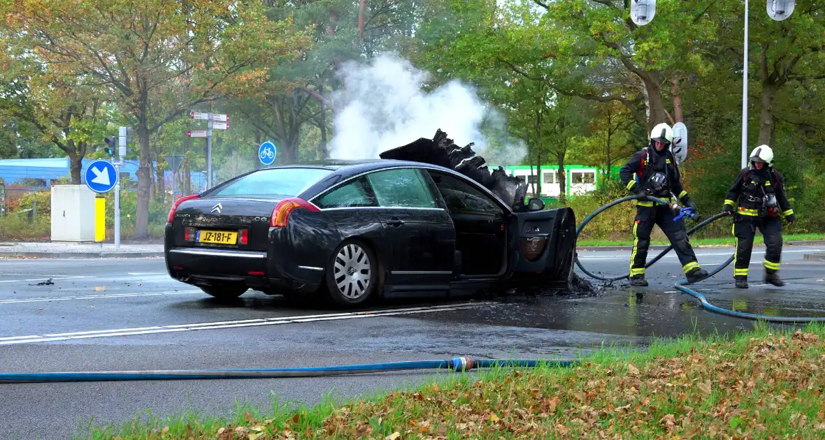 Auto verwoest door brand in motorcompartiment - Foto 1