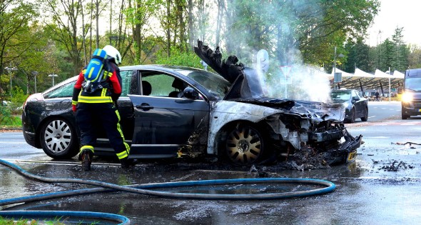 Auto verwoest door brand in motorcompartiment - Afbeelding 2