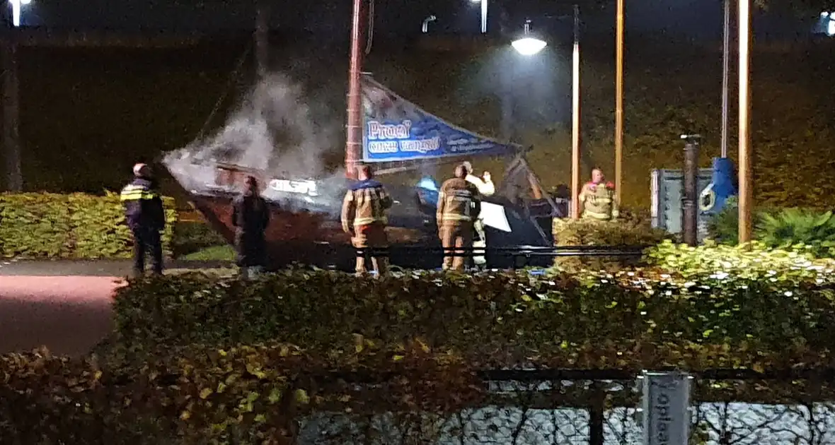 Houten boot zwaar beschadigd door brand - Foto 1
