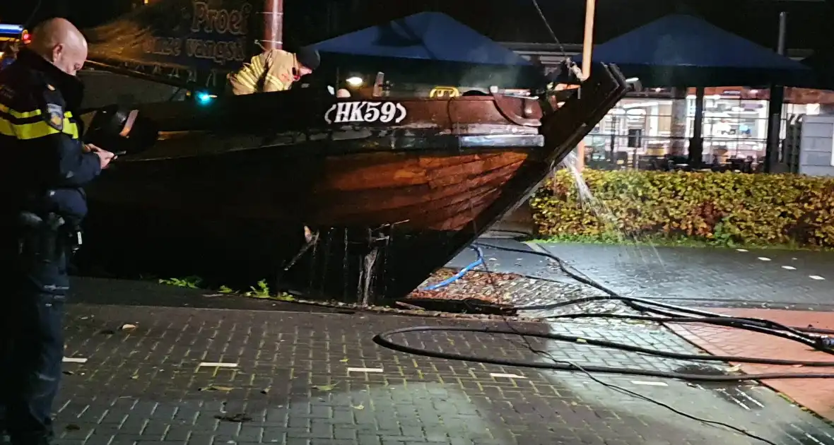 Houten boot zwaar beschadigd door brand - Foto 3
