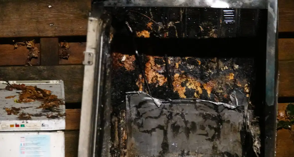 Koelkast gaat in vlammen op, mogelijk brandstichting - Foto 2