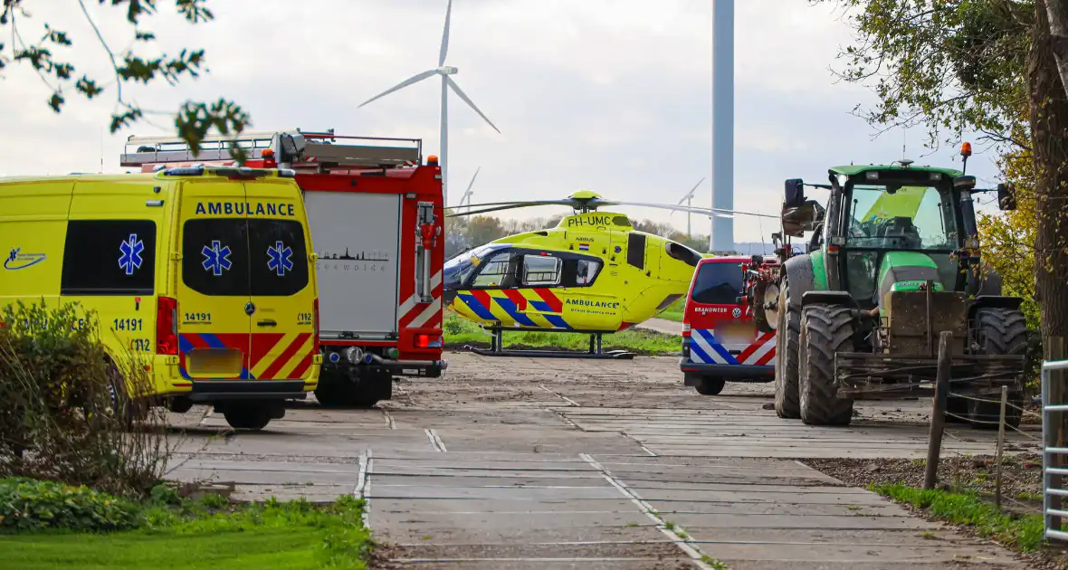 Man raakt op agrarisch bedrijf bekneld in een machine