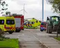 Man raakt op agrarisch bedrijf bekneld in een machine