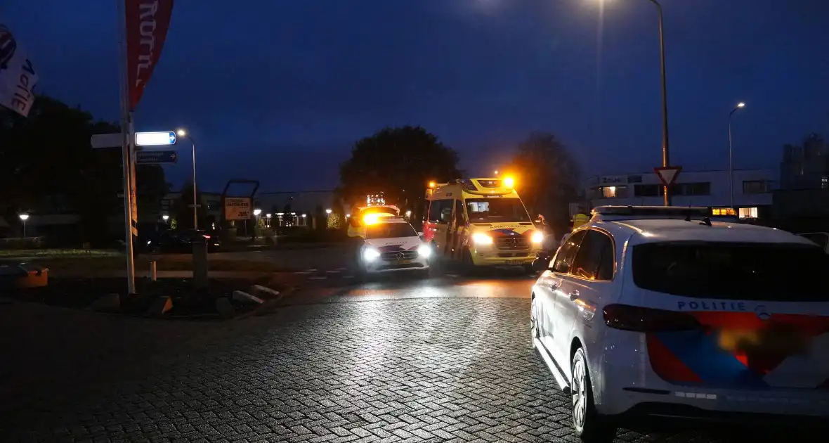 Fietser op e-bike gewond bij botsing met auto