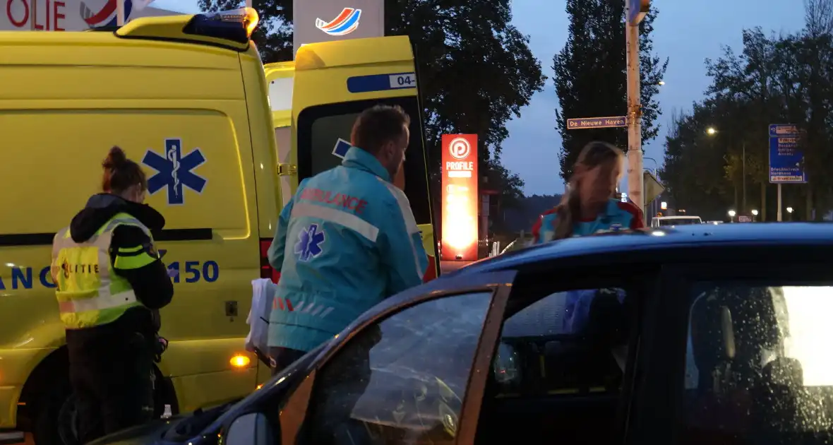 Fietser op e-bike gewond bij botsing met auto - Foto 1