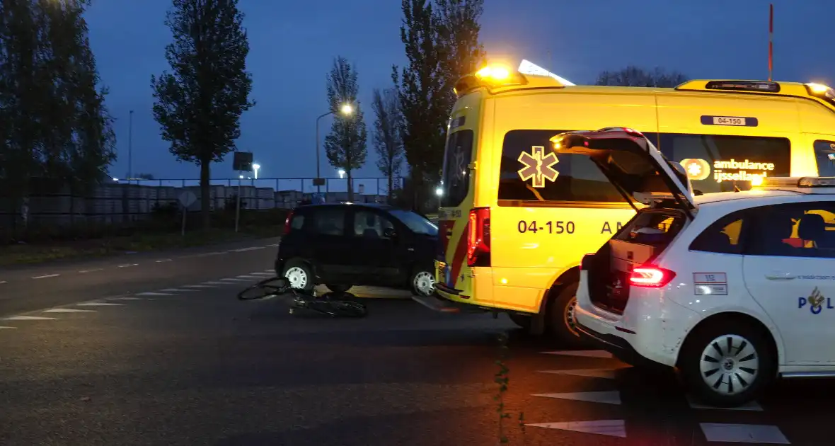 Fietser op e-bike gewond bij botsing met auto - Foto 2