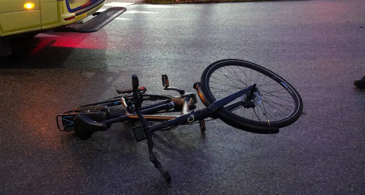 Fietser op e-bike gewond bij botsing met auto - Foto 3