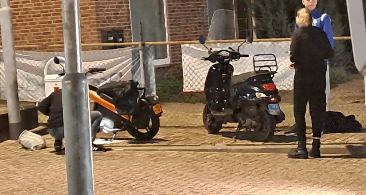 Gewonde na botsing tussen auto en scooter - Foto 2