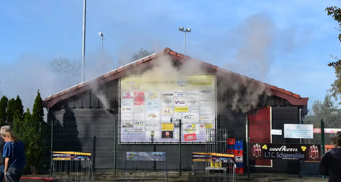 Uitslaande brand in clubgebouw tennisvereniging