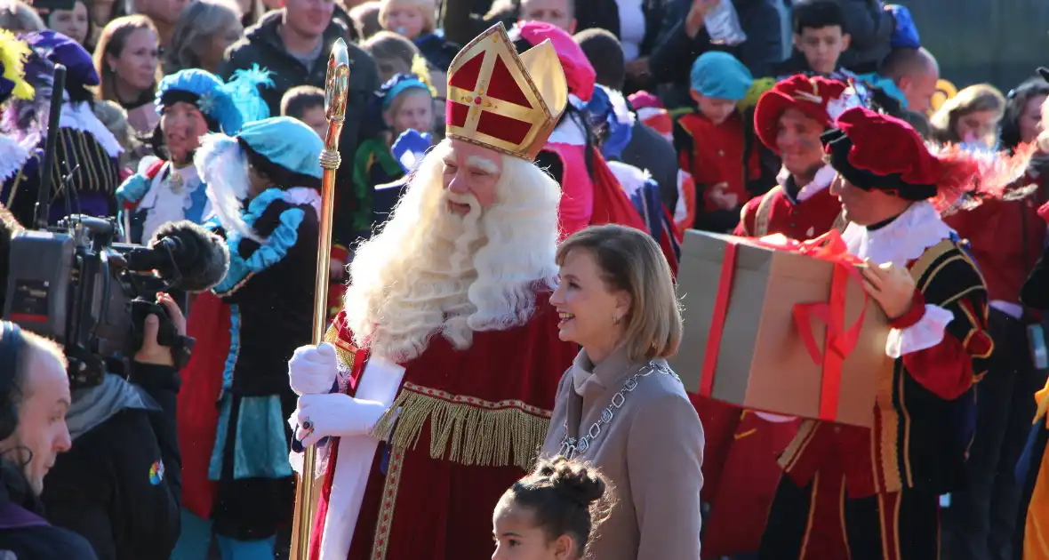 Sinterklaas komt aan in Nederland - Foto 12