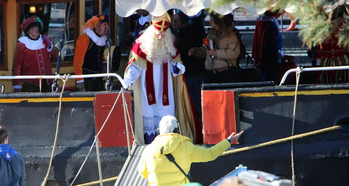 Sinterklaas komt aan in Nederland - Foto 2