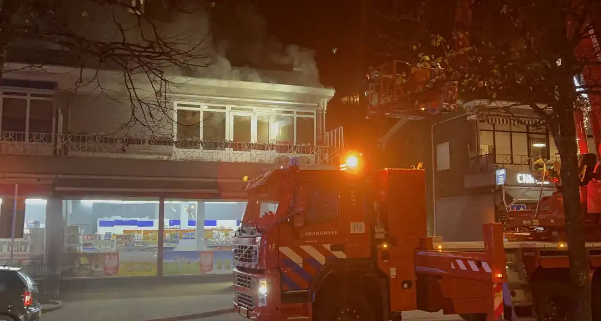 Grote brand in woning boven supermarkt - Foto 1