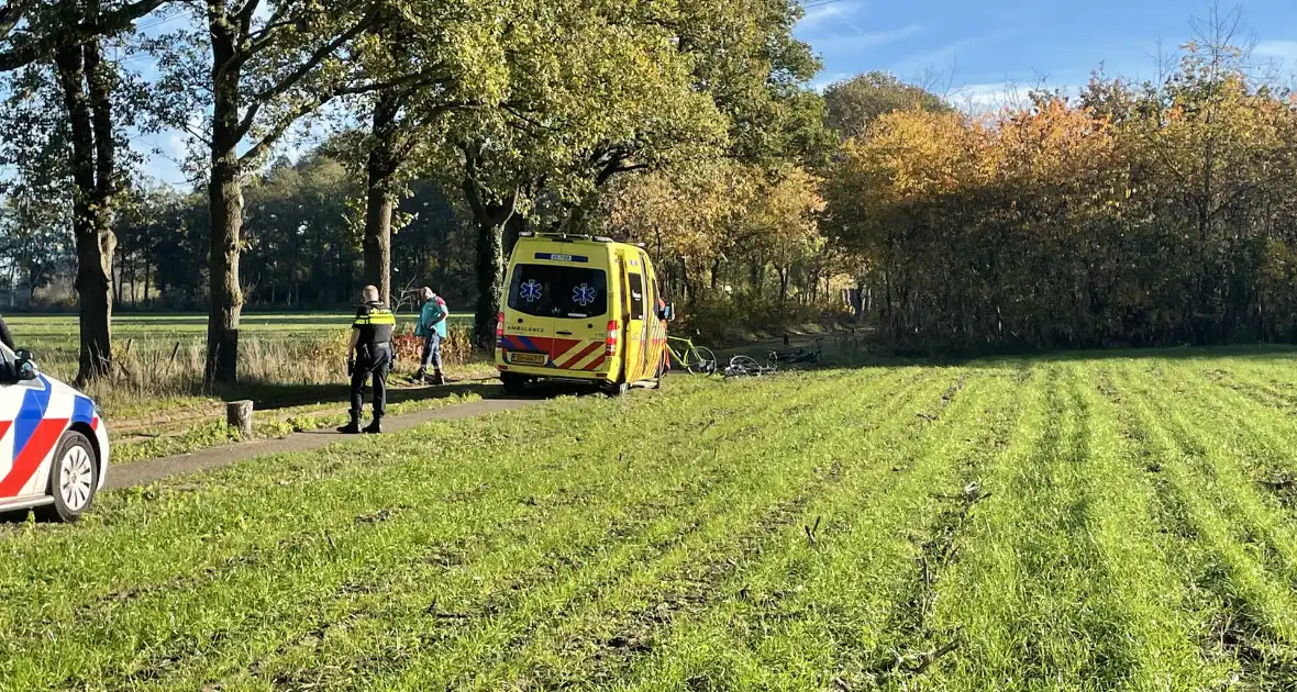 Wielrenner gewond bij botsing - Foto 4