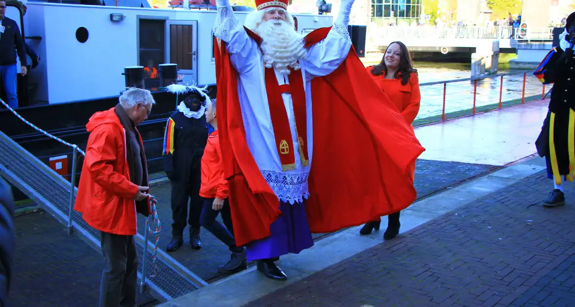 Sinterklaas zet voet aan wal