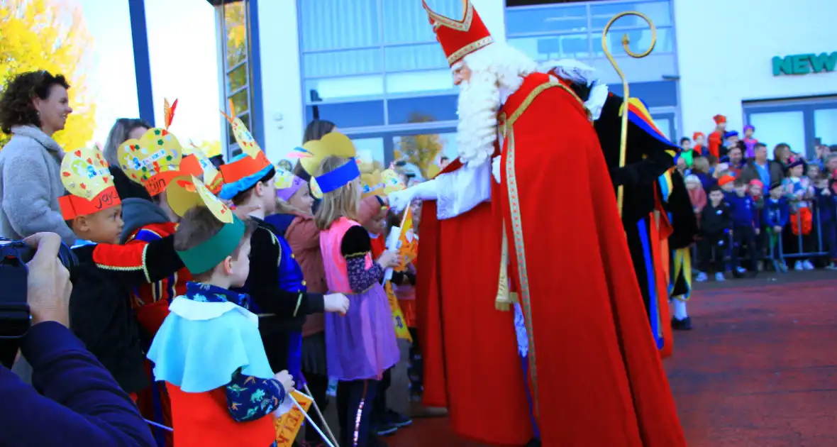 Sinterklaas zet voet aan wal - Foto 12