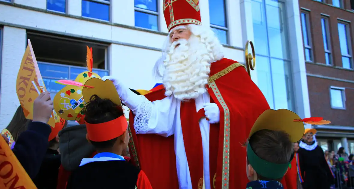 Sinterklaas zet voet aan wal - Foto 13