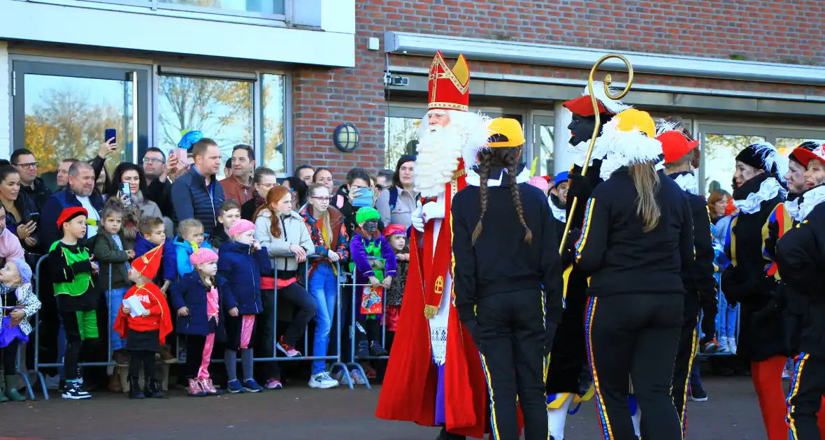Sinterklaas zet voet aan wal - Foto 3