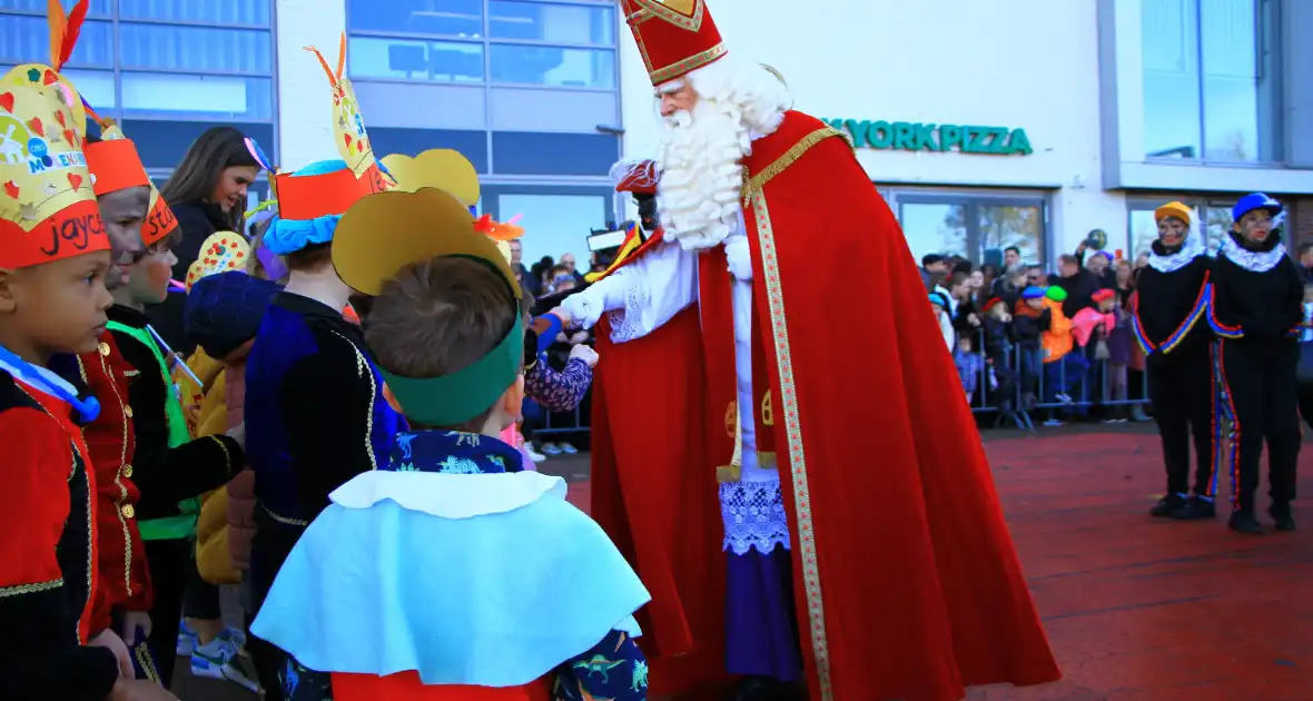 Sinterklaas zet voet aan wal - Foto 4