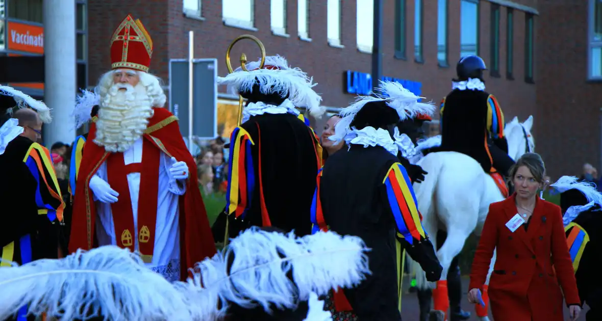 Sinterklaas zet voet aan wal - Foto 5