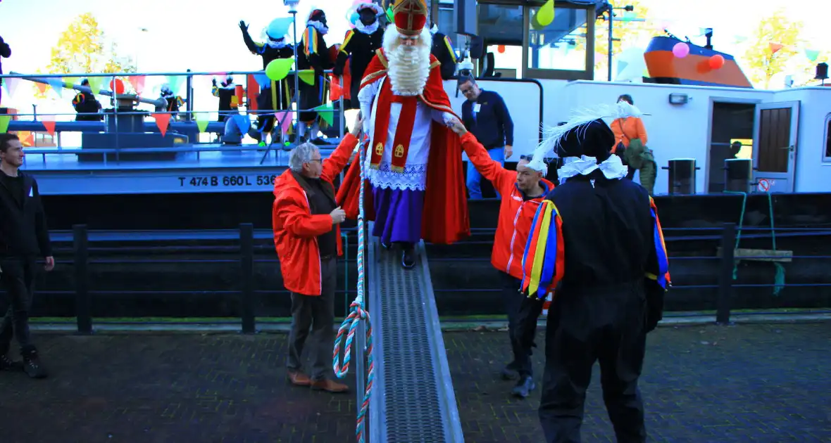 Sinterklaas zet voet aan wal - Foto 8
