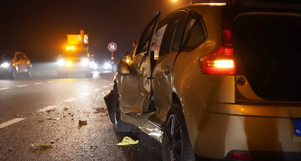 Veel schade bij ongeval tussen bestelbus en auto - Foto 2