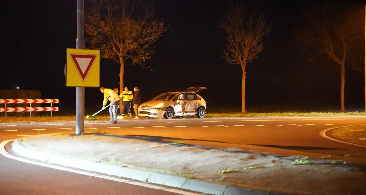 Veel schade bij ongeval tussen bestelbus en auto - Foto 6