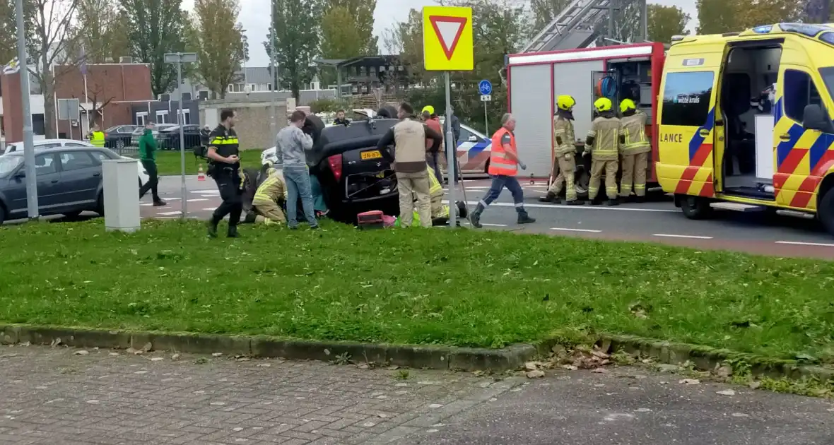 Auto belandt op de kop na botsing