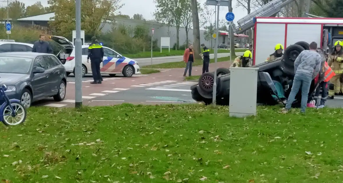 Auto belandt op de kop na botsing - Foto 1