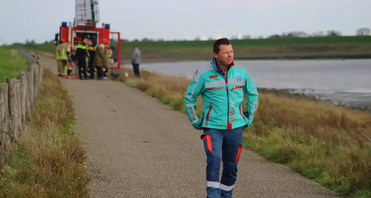 Mensen en hond vast op zandplaat - Foto 1