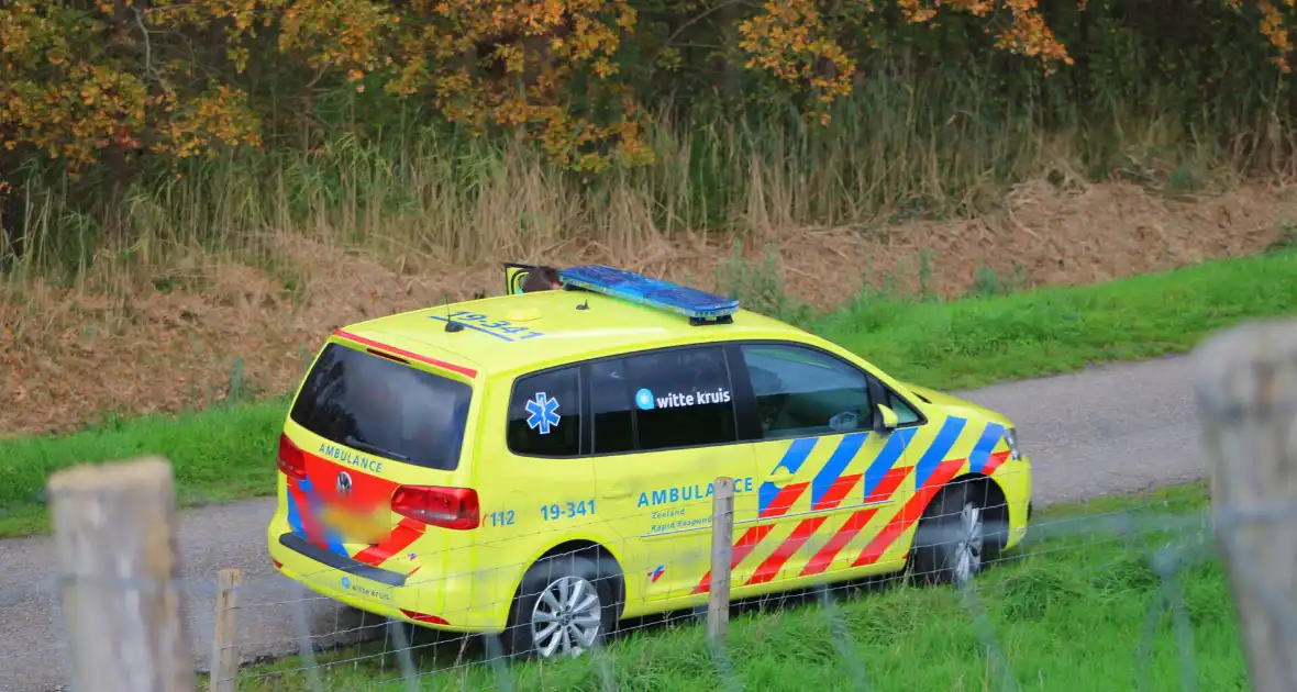 Mensen en hond vast op zandplaat - Foto 3