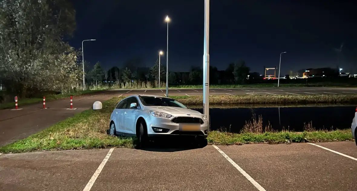 Auto rolt sloot in - Foto 1