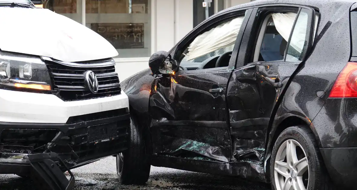 Bestelbus Enexis botst op personenauto