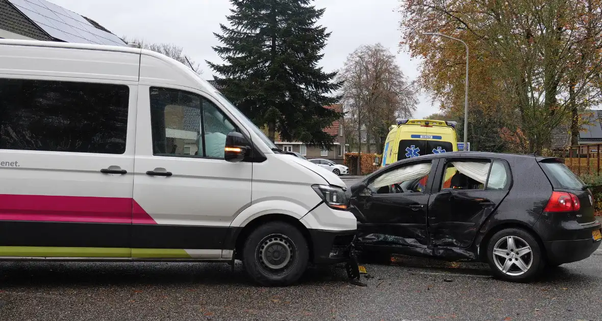 Bestelbus Enexis botst op personenauto - Foto 1