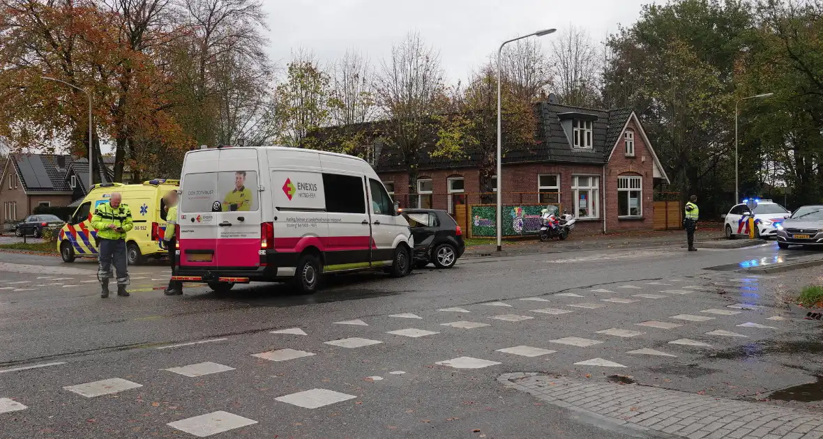 Bestelbus Enexis botst op personenauto - Foto 2