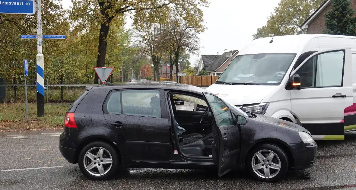 Bestelbus Enexis botst op personenauto - Foto 3