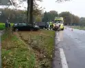 Automobilist raakt van de weg en komt tegen boom tot stilstand