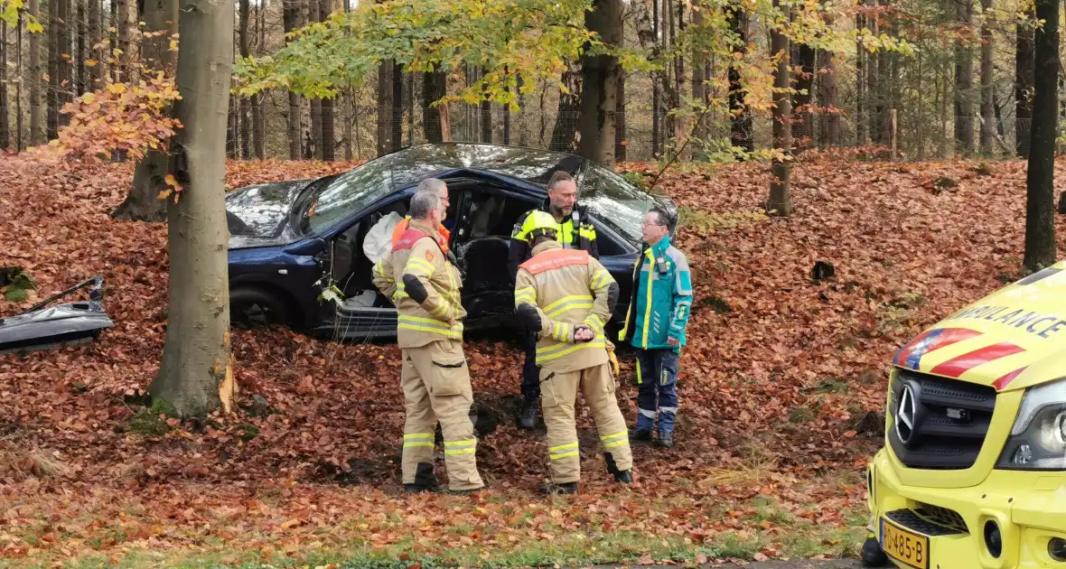 Brandweer bevrijdt automobilist na aanrijding