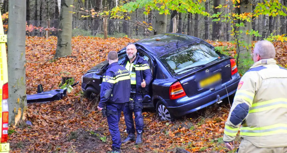 Brandweer bevrijdt automobilist na aanrijding - Foto 1