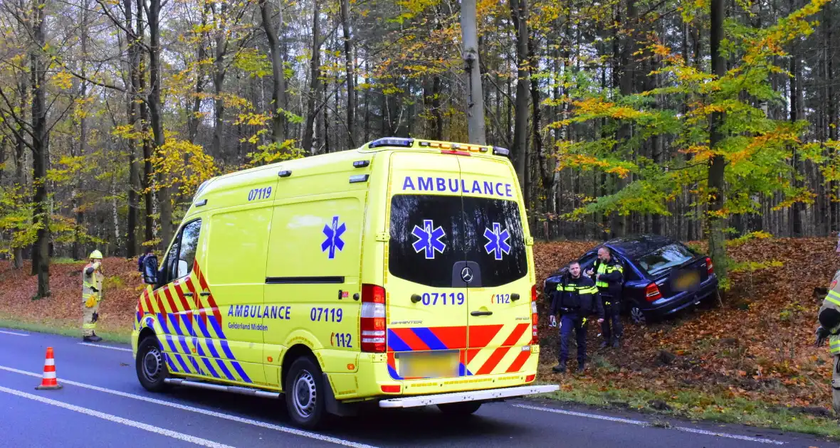 Brandweer bevrijdt automobilist na aanrijding - Foto 2