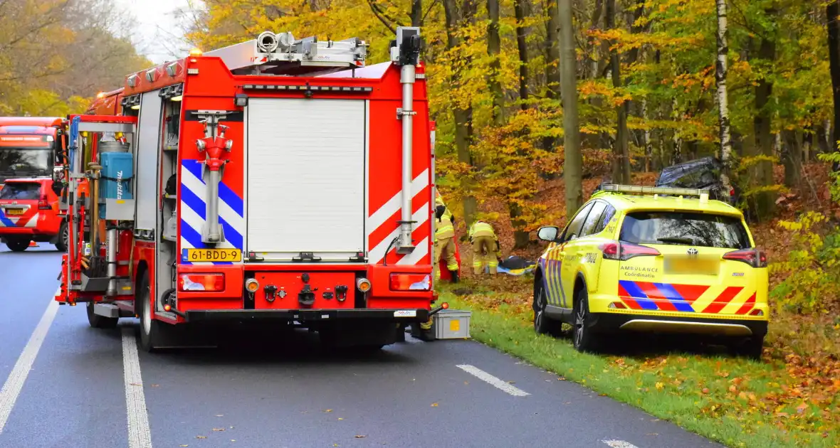 Brandweer bevrijdt automobilist na aanrijding - Foto 3