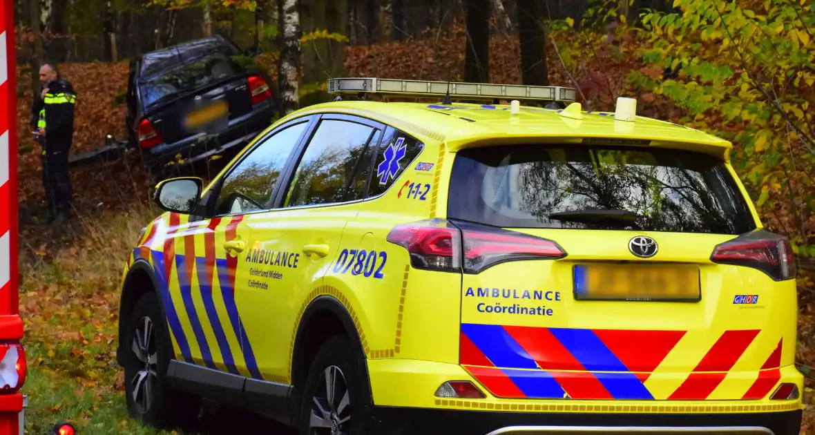 Brandweer bevrijdt automobilist na aanrijding - Foto 4
