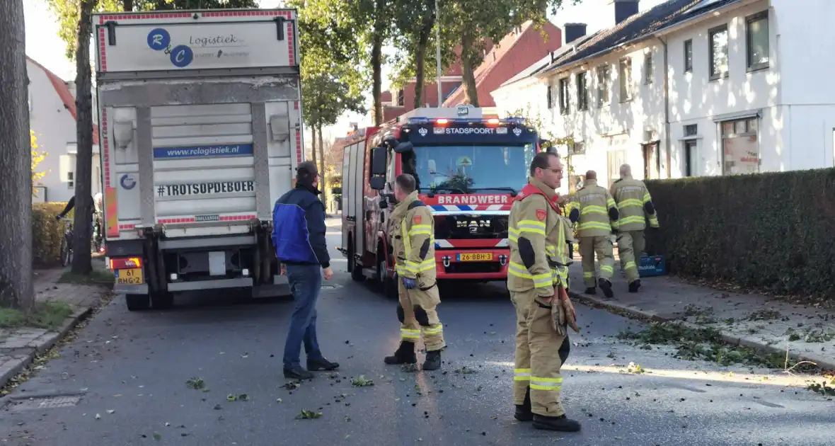 Vrachtwagen ramt boom bij uitwijkmanoeuvre