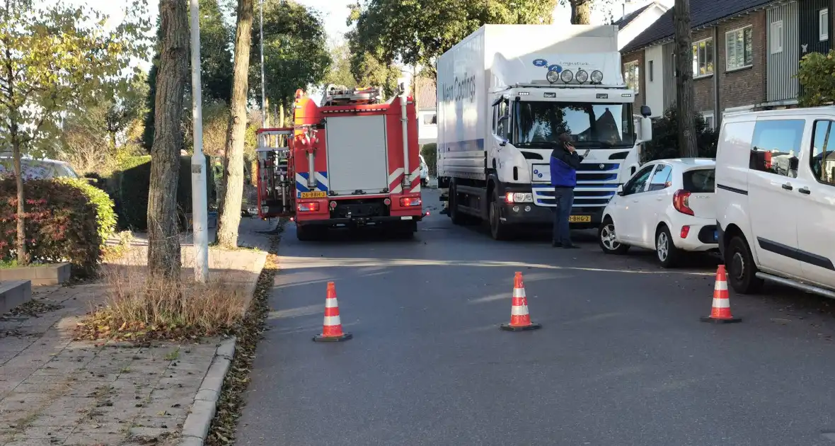 Vrachtwagen ramt boom bij uitwijkmanoeuvre - Foto 4