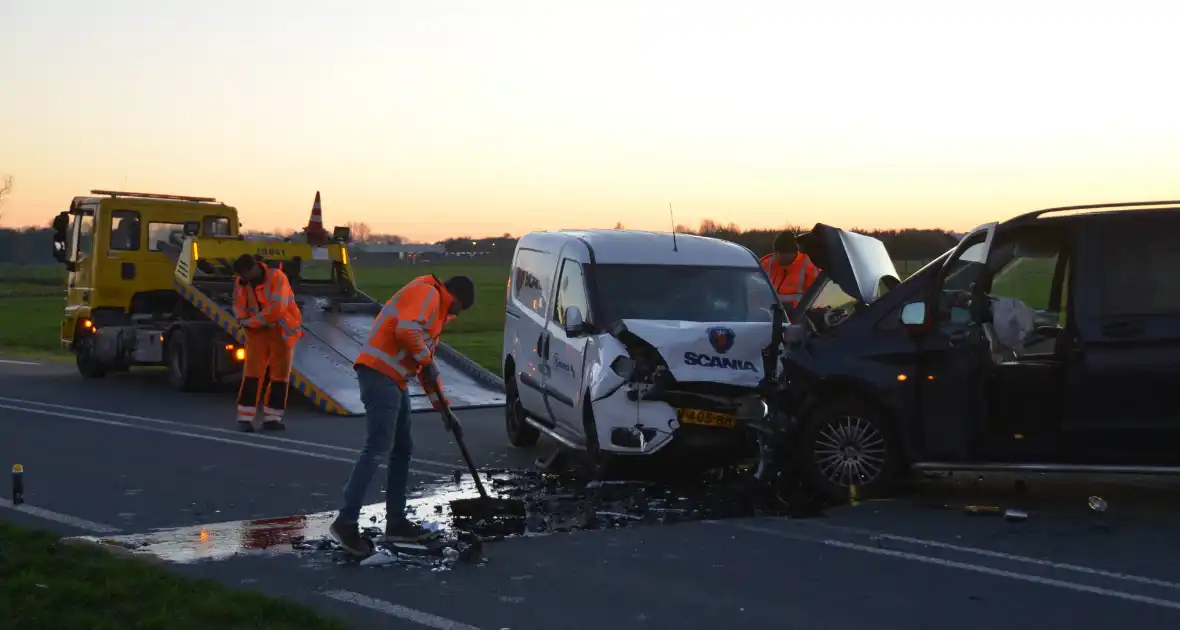 Drie gewonden bij frontale botsing - Foto 1