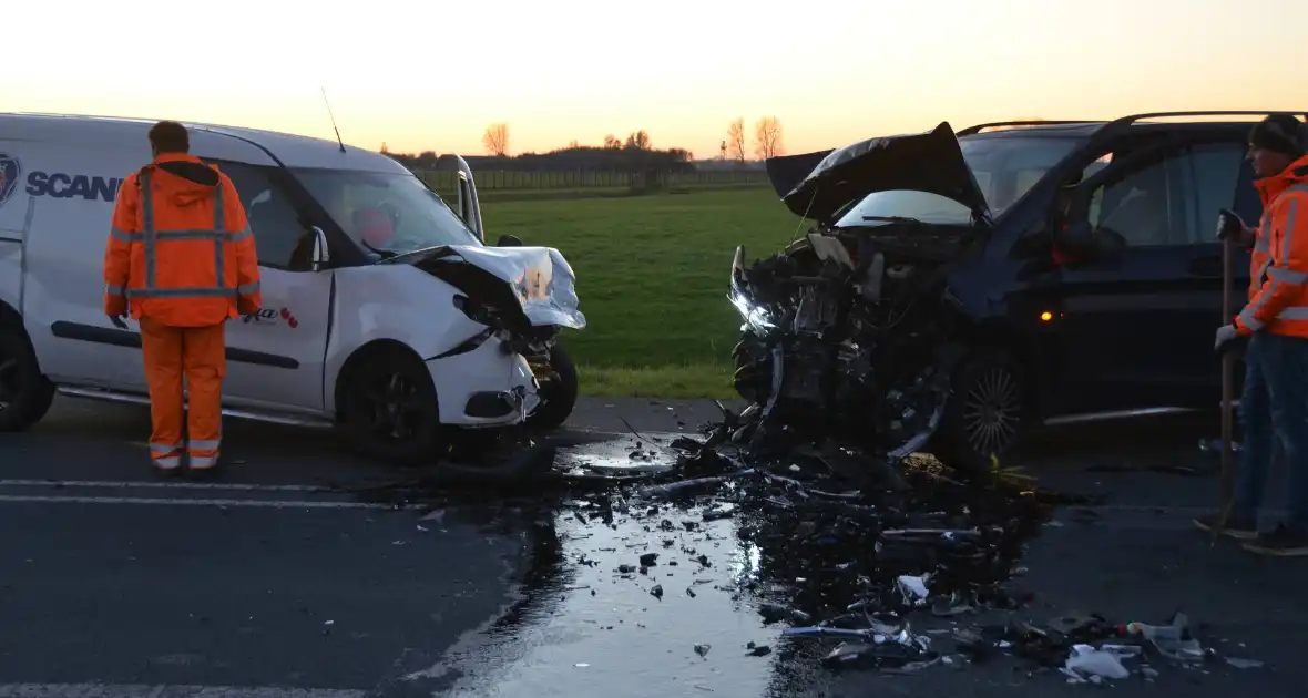 Drie gewonden bij frontale botsing - Foto 3