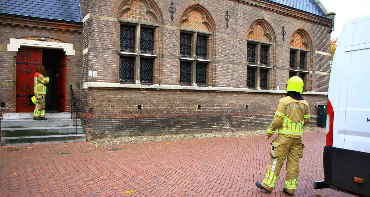 Brandweer doet onderzoek naar afgaan van rookalarm in Sint-Martinuskerk - Foto 3