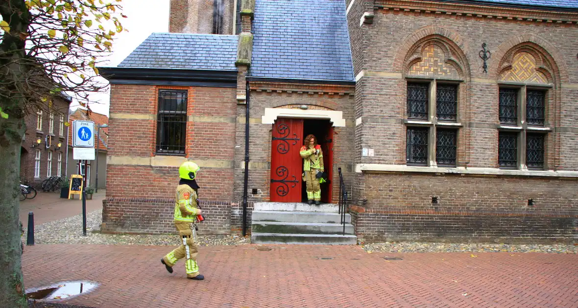 Brandweer doet onderzoek naar afgaan van rookalarm in Sint-Martinuskerk - Foto 5