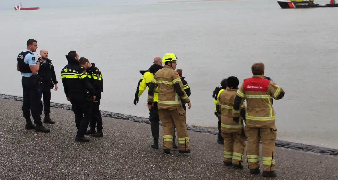 Vrouw uit het water gehaald - Foto 10