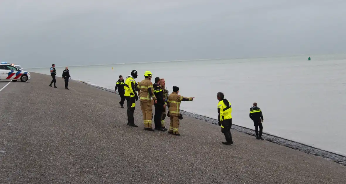 Vrouw uit het water gehaald - Foto 11