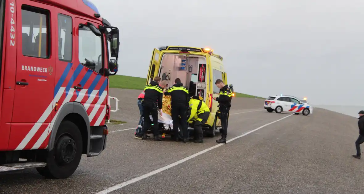 Vrouw uit het water gehaald - Foto 4